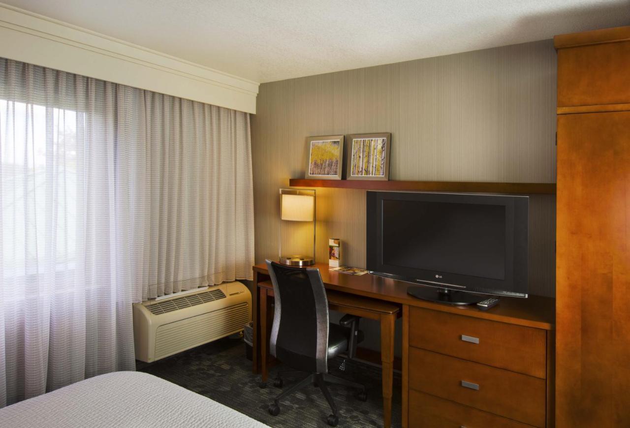 Courtyard By Marriott Portland Tigard Hotel Exterior photo