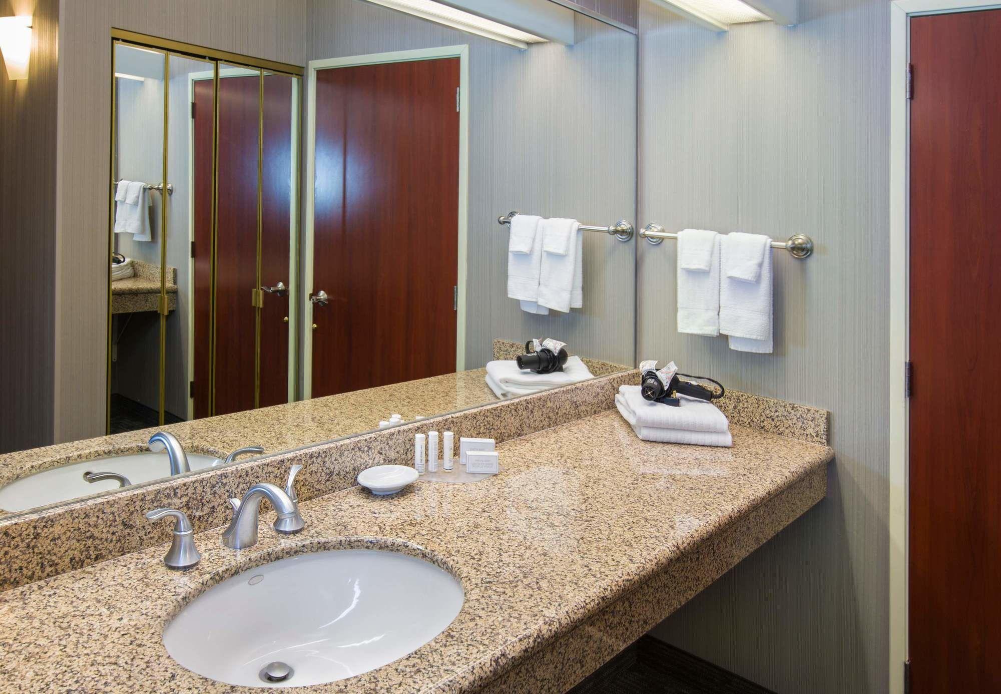 Courtyard By Marriott Portland Tigard Hotel Exterior photo