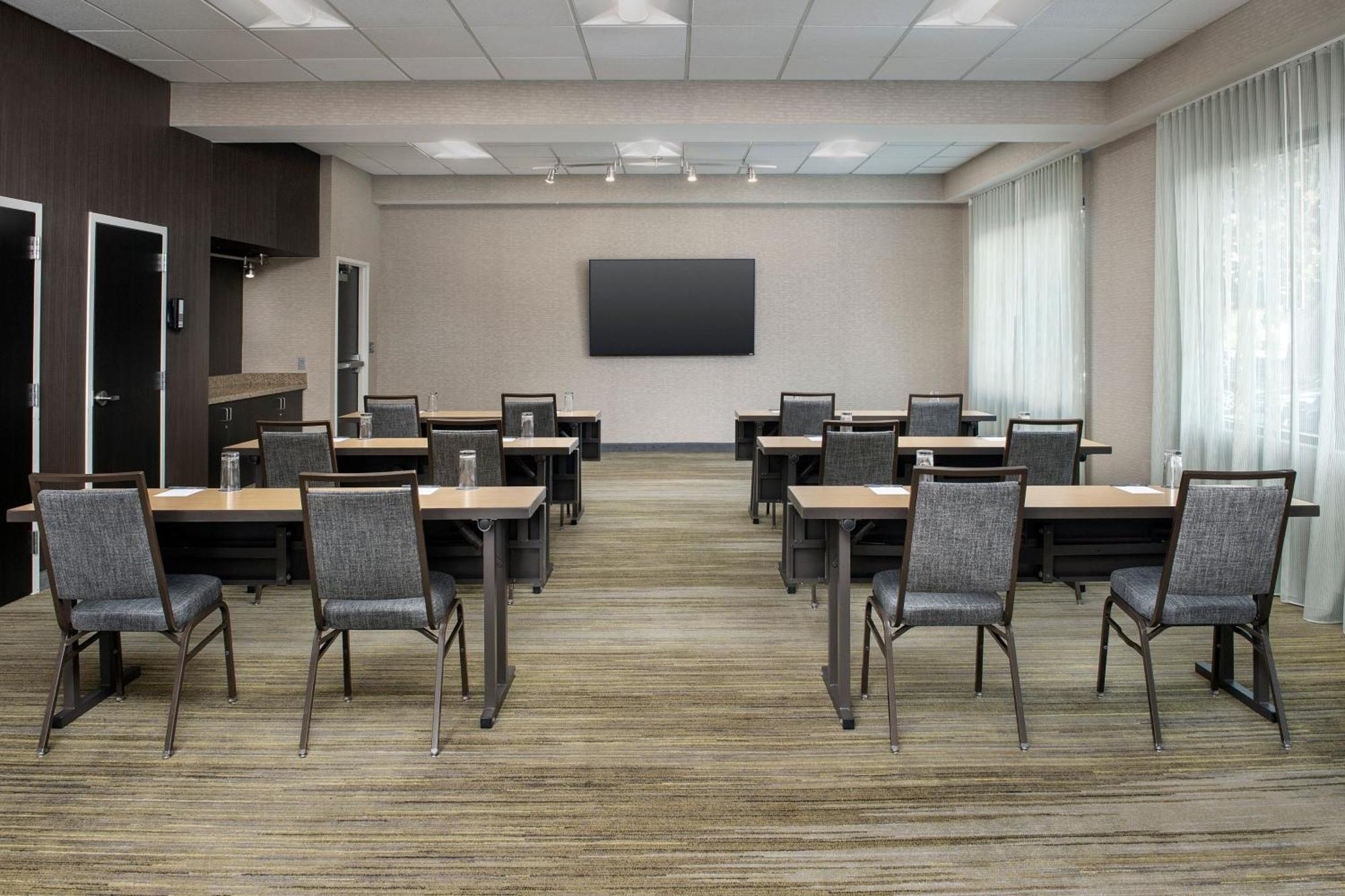 Courtyard By Marriott Portland Tigard Hotel Exterior photo